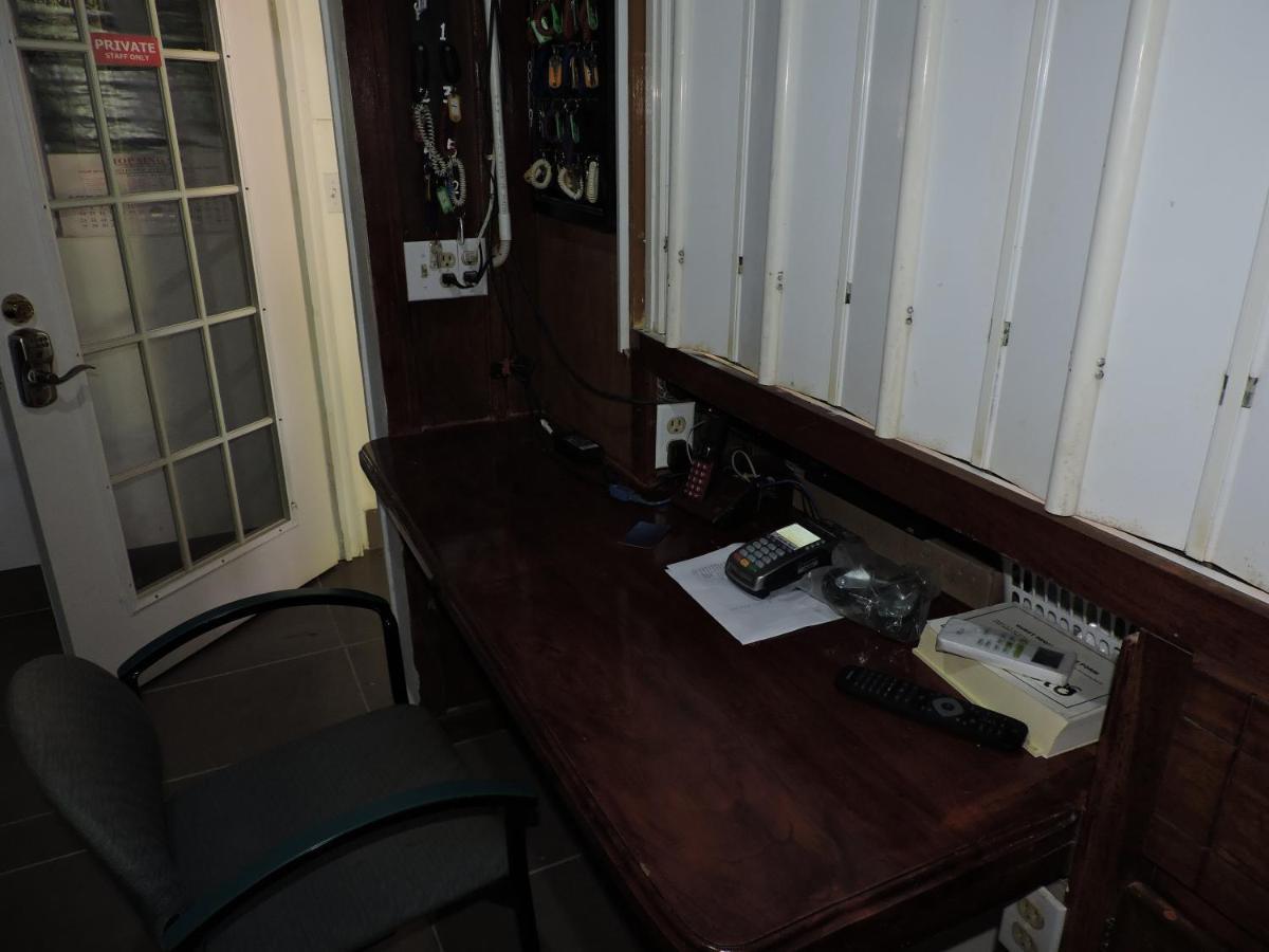 Wild Panther'S Guest House & Hostel Caye Caulker Esterno foto