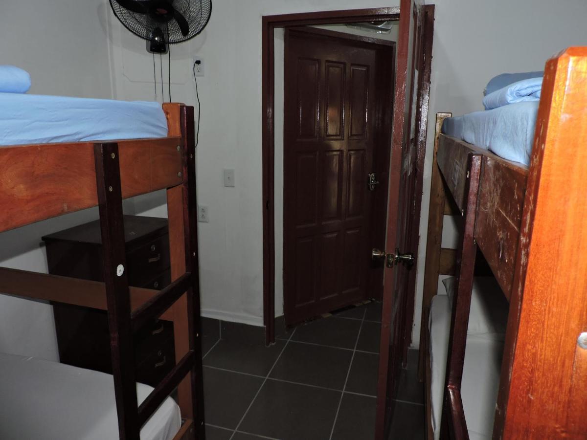 Wild Panther'S Guest House & Hostel Caye Caulker Esterno foto