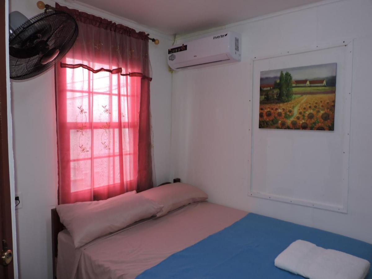 Wild Panther'S Guest House & Hostel Caye Caulker Esterno foto